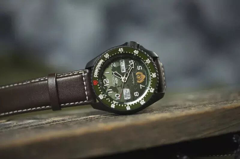 Jam tangan Seiko 5 Sports edisi Guile dengan corak kamuflase dan tali warna coklat